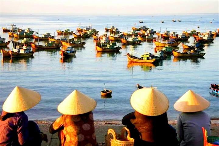 Hotspot Matrix: Biến Phương Oanh diện set đồ 50 thành cơ hội marketing đột phá